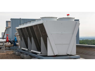 Що таке адіабатичне охолодження у сухій градирні?