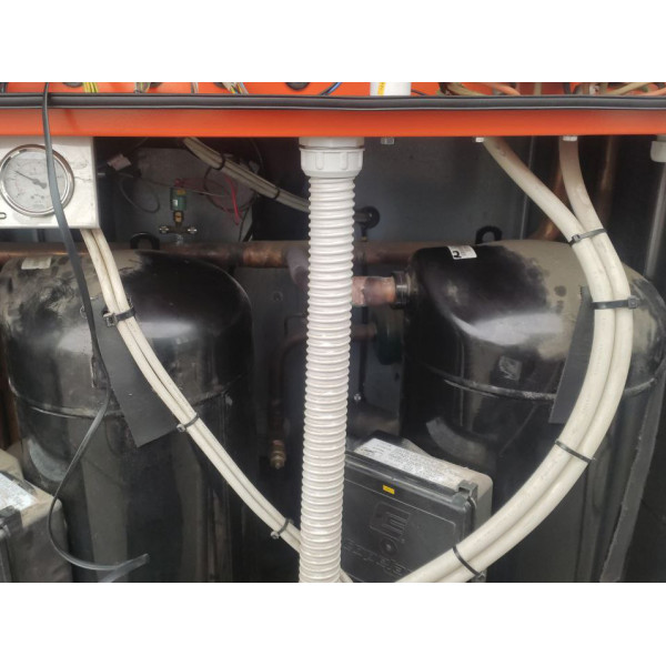 Чиллер для охолодження води 112 кВТ Climaveneta NECS/B (вживаний)